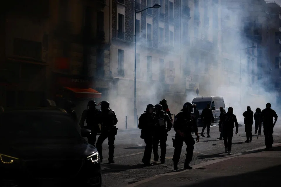 Anggota polis Perancis meredah gas pemedih mata ketika pertempuran tercetus dalam bantahan pelajar sekolah menengah berhampiran Lycee Berthelot di Aubervilliers, dekat Paris, pada 2 Oktober 2026. Pelajar mengadakan bantahan di seluruh negara bagi menuntut lebih ramai guru ganti, tambahan sumber dan keadaan pembelajaran lebih baik, dengan lebih 400 sekolah ditutup selepas protes berlarutan beberapa hari.