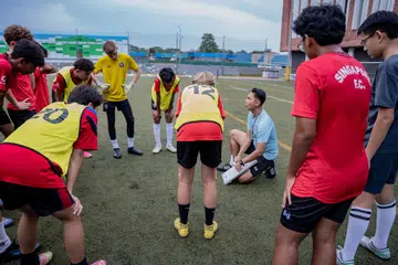 TUNJUK AJAR: Bekas penyerang Singapura, Shahril Ishak (berbaju biru) berkata beliau ingin menyumbang kembali pada bola sepak Singapura dan berharap dapat melatih pasukan nasional pada masa akan datang.