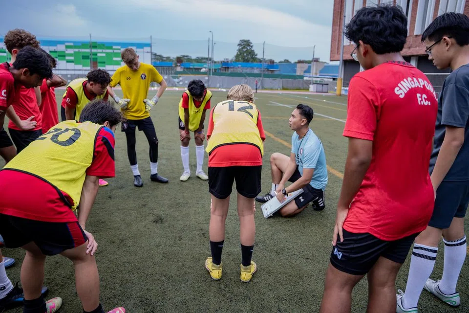 TUNJUK AJAR: Bekas penyerang Singapura, Shahril Ishak (berbaju biru) berkata beliau ingin menyumbang kembali pada bola sepak Singapura dan berharap dapat melatih pasukan nasional pada masa akan datang.