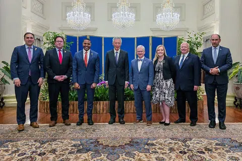 Delegasi kongres Amerika Syarikat mengunjungi Perdana Menteri, Encik Lee Hsien Loong (empat dari kiri), di Istana, pada 24 April.