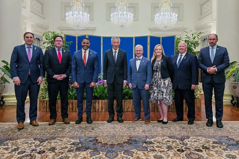Delegasi kongres Amerika Syarikat mengunjungi Perdana Menteri, Encik Lee Hsien Loong (empat dari kiri), di Istana, pada 24 April.