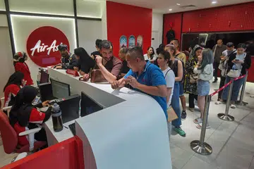 TAWAR BANTUAN: Penumpang MyAirline yang terkesan dengan penghentian sementara operasi syarikat penerbangan tambang rendah itu secara mengejut pada Khamis, memenuhi kaunter tiket syarikat penerbangan AirAsia untuk mendapatkan tiket penerbangan baru dengan tawaran diskaun 50 peratus.