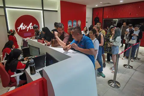 TAWAR BANTUAN: Penumpang MyAirline yang terkesan dengan penghentian sementara operasi syarikat penerbangan tambang rendah itu secara mengejut pada Khamis, memenuhi kaunter tiket syarikat penerbangan AirAsia untuk mendapatkan tiket penerbangan baru dengan tawaran diskaun 50 peratus.