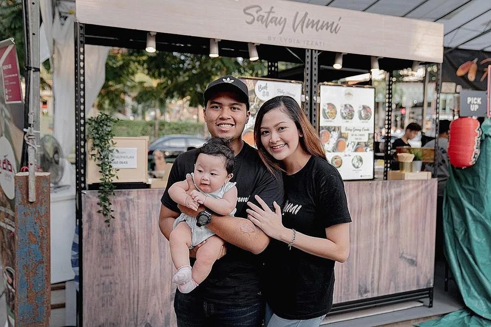 BAHAGIA SEKELUARGA: Lydia Izzati dan suaminya, Muhammad Zaki Khairul Affandi, bersama anak mereka, Eliya Izara. - Foto ihsan LYDIA IZZATI 