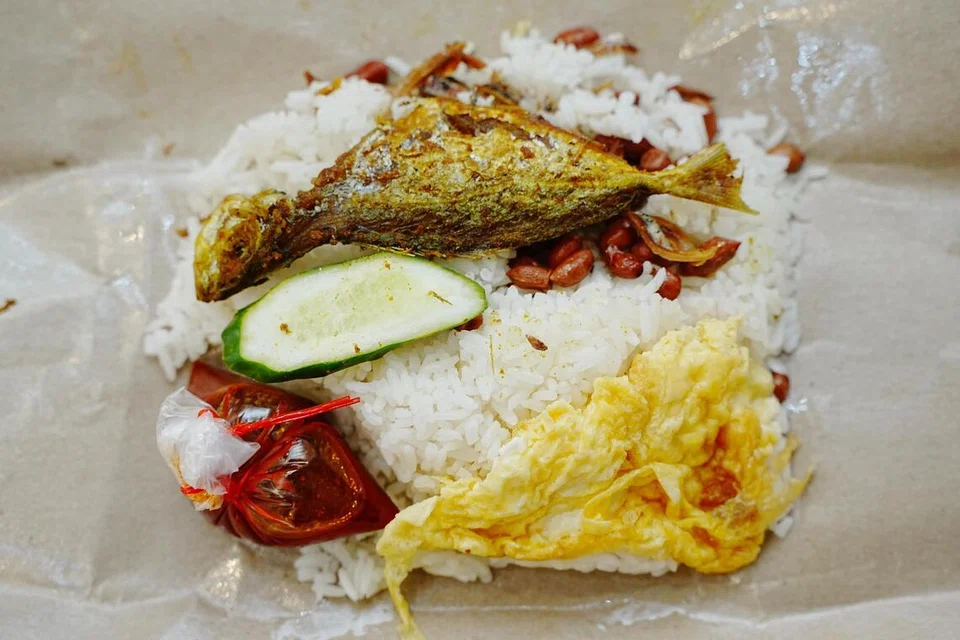 Nasi lemak yang dijual di gerai ‘Indonesian Selera Corner’ mengandungi nasi, sambal tumis, telur, ikan bilis, kacang, ikan selar kuning dan timun.  Ada juga versi kepak ayam goreng, di mana ikan selar kuning digantikan dengan kepak ayam.