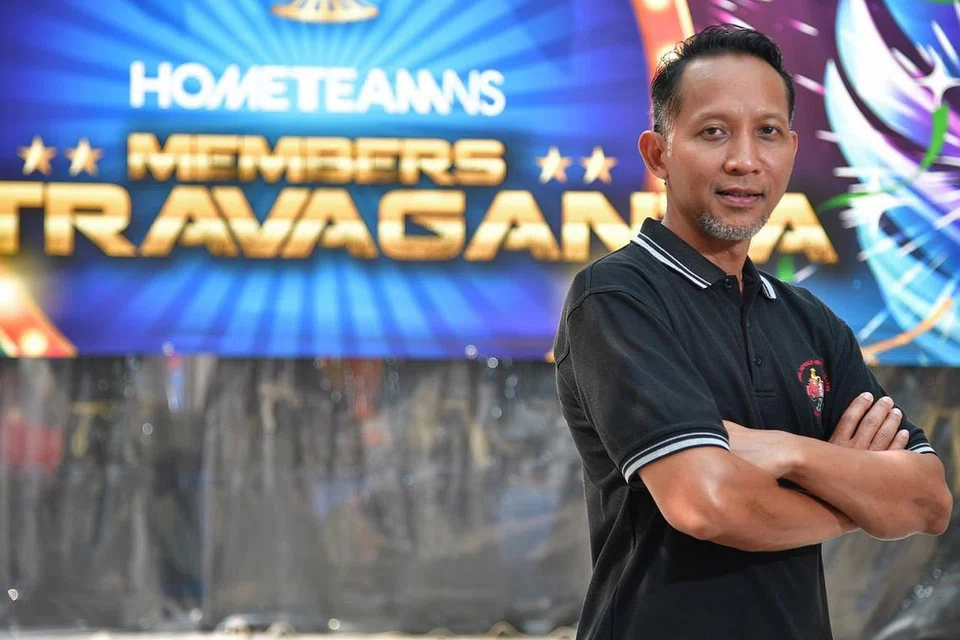 PERKUKUH IKRAR: Kolonel (NS) Edwan Nizar Ahadan menyertai 1,500 anggota HomeTeamNS lain dalam melafazkan ikrar dan memperkukuh komitmen dalam berkhidmat kepada Singapura. - Foto BH oleh DESMOND WEE
