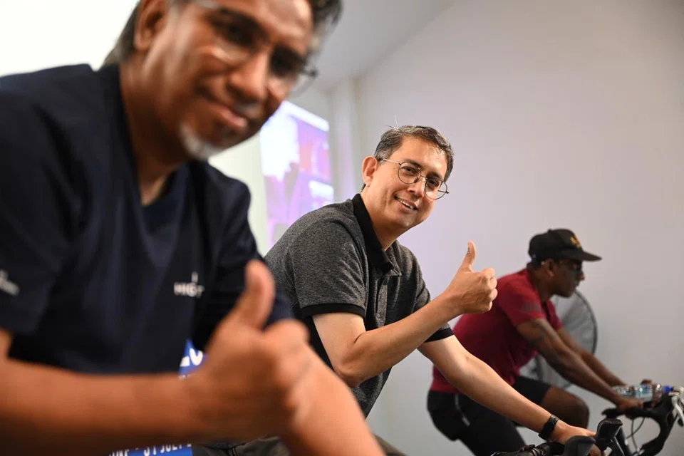 ACARA BERBASIKAL: Menteri Negara (Ehwal Dalam Negeri merangkap Pembangunan Negara), Profesor Madya Muhammad Faishal Ibrahim (tengah) menyertai acara itu bersama alumni Rumah Tumpangan HCSA HighPoint Encik Mohammed Feroz Haron (kiri) dan Encik Ram Weera Singam (kanan).  