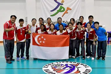 MUNCUL JUARA: Pasukan perempuan Singapura bawah 18 tahun jadi juara selepas tundukkan Thailand 49-19 agi mengekalkan Kejuaraan Tchoukball Belia Asia Pasifik di Bangkok kelmarin. - Foto PERSATUAN TCHOUKBALL SINGAPURA