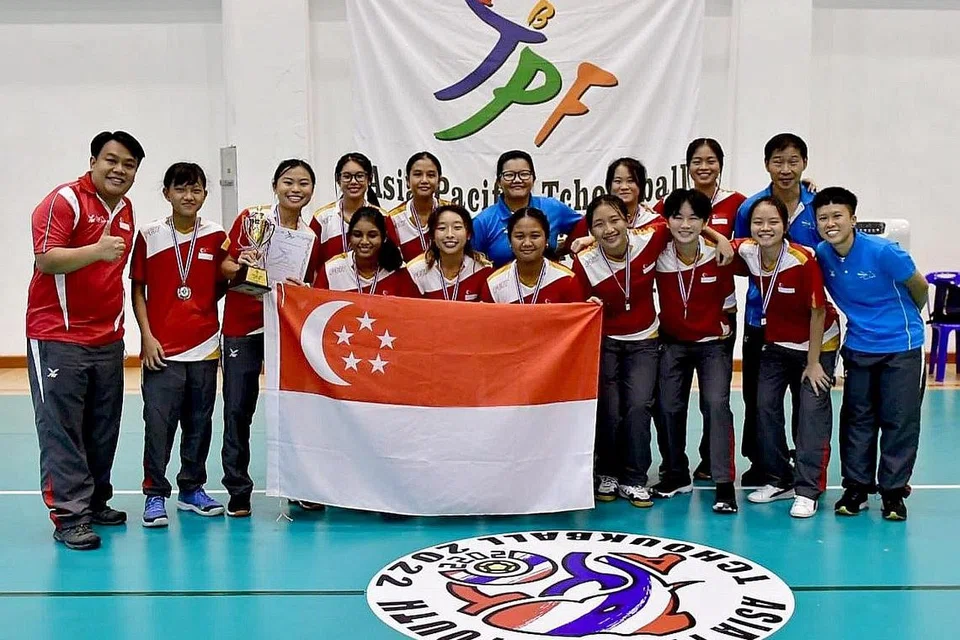 MUNCUL JUARA: Pasukan perempuan Singapura bawah 18 tahun jadi juara selepas tundukkan Thailand 49-19 agi mengekalkan Kejuaraan Tchoukball Belia Asia Pasifik di Bangkok kelmarin. - Foto PERSATUAN TCHOUKBALL SINGAPURA