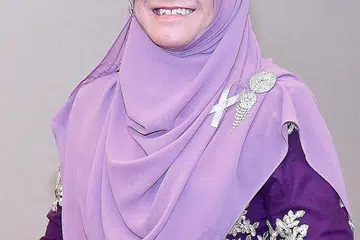 AKTIF TABUR BAKTI: Cik Asmah giat menyumbang tenaga sebagai relawan sejak sekitar 15 tahun lalu, termasuk menjadi pendamping serta melawat keluarga susah, penerima zakat, pesakit kronik dan warga emas yang tinggal sendiri di rumah mereka. - Foto-foto MUIS, ihsan ASMAH AHMAD