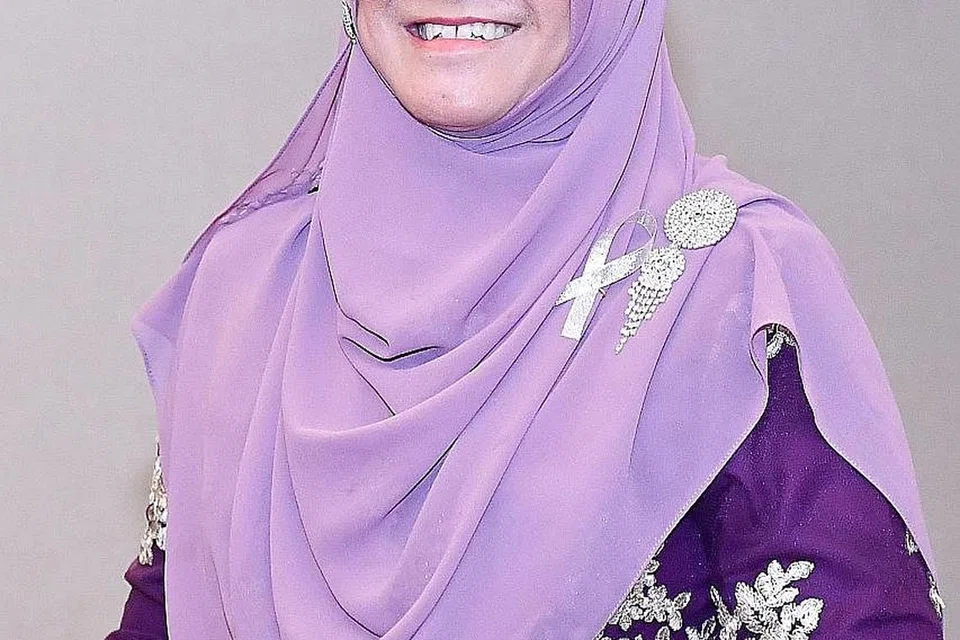 AKTIF TABUR BAKTI: Cik Asmah giat menyumbang tenaga sebagai relawan sejak sekitar 15 tahun lalu, termasuk menjadi pendamping serta melawat keluarga susah, penerima zakat, pesakit kronik dan warga emas yang tinggal sendiri di rumah mereka. - Foto-foto MUIS, ihsan ASMAH AHMAD