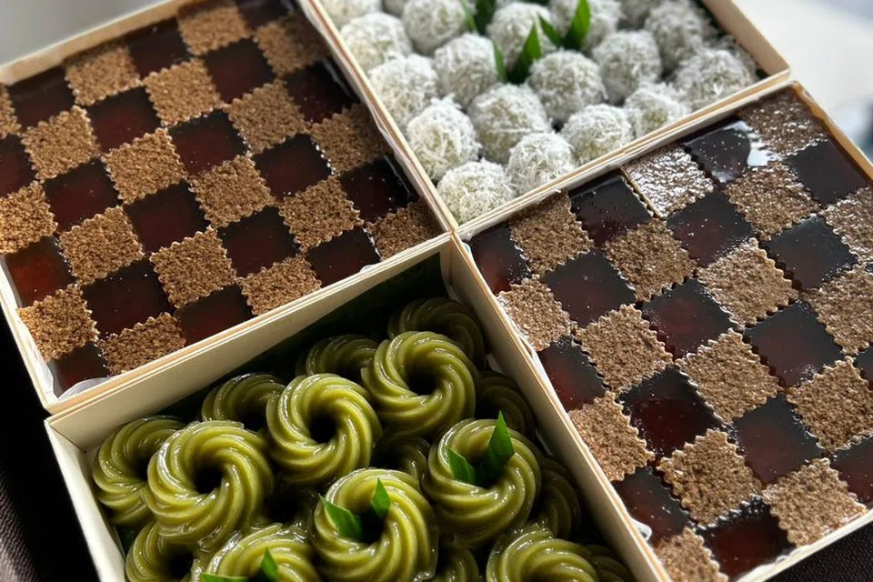 Agar-agar gula melaka, onde-onde dan kaswi pandan antara kuih tradisional Melayu jualan Cik Siti Masitah Awang Kechik, atau lebih selesa dipanggil Maksu, yang paling laris.