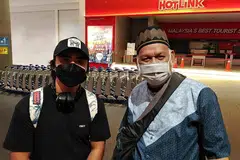 BERSYUKUR DAPAT PULANG: Dua rakyat Singapura, Encik Sundi (kanan) dan Encik Hafiz, tiba di KLIA untuk menemui keluarga masing-masing - di Johor Bahru dan Perlis. - Foto BH oleh KHIRUL BAHRI BASARUDDIN