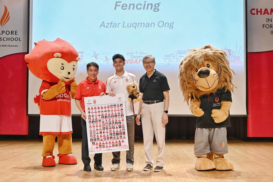 Atlet lawan pedang, Azfar Luqman Ong (tengah), akan beraksi di pentas Sukan SEA 2025 buat julung-julung kalinya pada Disember.