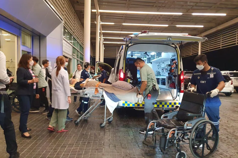 Seorang penumpang yang cedera dilihat dibawa masuk ke ambulan untuk dialihkan daripada Hospital Samitivej Srinakarin di Bangkok ke hospital berasingan, kata ketua biro Indochina The Straits Times, Cik Tan Hui Yee.