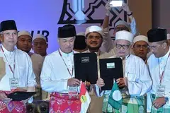 Presiden Umno, Datuk Seri Dr Ahmad Zahid Hamidi (dua dari kiri), bersama Presiden Parti Islam SeMalaysia (PAS), Tan Sri Abdul Hadi Awang (dua dari kanan), ketika pelancaran Muafakat Nasional (MN) pada 2019.