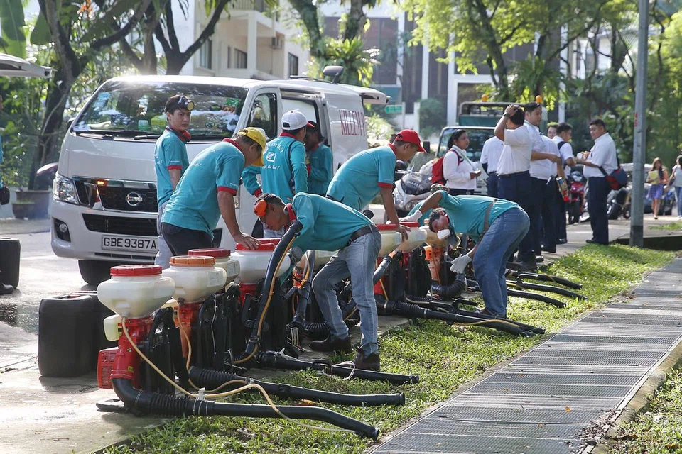 SIAP SIAGA: Pegawai NEA dan kontraktor bersedia menjalankan pemeriksaan di Watten Estate berikutan kes pertama virus Zika yang dilaporkan. Pesakit itu menetap di kawasan tersebut. . - Foto THE STRAITS TIMES