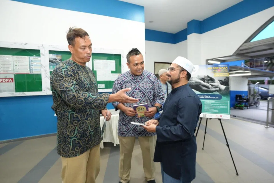 Sempena pelancaran inisiatif M³ in SG60 Action: Connecting, Contributing & Caring – Aid for Gaza’ (Tindakan SG60 M³: Menghubung, Menyumbang & Mengambil Berat – Bantuan bagi Gaza) di Wisma Geylang Serai pada petang 1 Mac, Anggota Parlimen (AP) GRC Pasir Ris-Punggol, Encik Sharael Taha (tengah) dan Pengerusi M³@Pasir Ris-Punggol, Encik Azuan Tan (kiri) mengedarkan risalah mengenai inisiatif tersebut kepada jemaah yang hadir di Masjid Al-Istighfar.