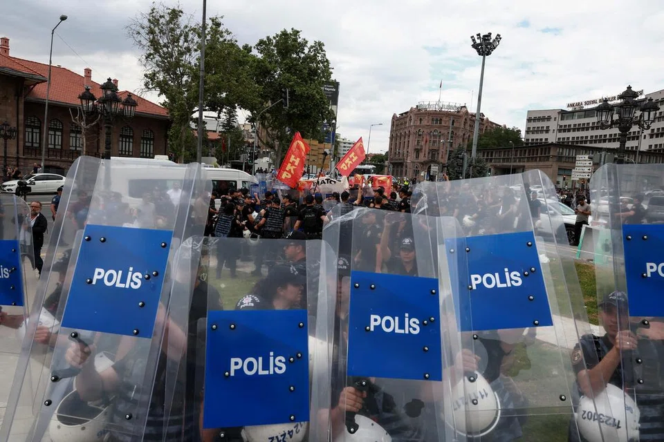 Polis antirusuhan mengangkat perisai bagi menghalang petugas media merakam gambar dan video ketika pihak berkuasa menahan penunjuk perasaan yang cuba mengadakan bantahan menjelang sidang kemuncak Nato  di Ankara, Turkey pada 5 Julai 2026. Pihak berkuasa Turkey memperketat kawalan keselamatan di ibu negara termasuk mengharamkan demonstrasi dan menutup beberapa laluan utama, sementara lebih 100 peserta protes anti-Nato dilaporkan ditahan.