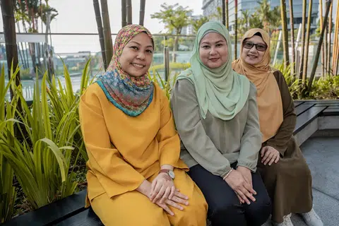 (Dari kiri) Cik Norwiddiana Mohamed Yatim, Cik Sharifah Noraziraj Mohamed Noor dan Cik Nurhafizah Samsuddin, antara sekumpulan relawan yang berusaha meningkatkan amalan mereka pada bulan Ramadan ini, bukan sahaja dengan membantu golongan yang memerlukan di Singapura, malah juga di luar negara.