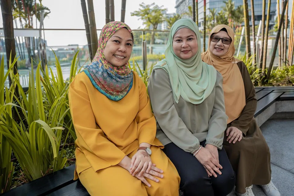 (Dari kiri) Cik Norwiddiana Mohamed Yatim, Cik Sharifah Noraziraj Mohamed Noor dan Cik Nurhafizah Samsuddin, antara sekumpulan relawan yang berusaha meningkatkan amalan mereka pada bulan Ramadan ini, bukan sahaja dengan membantu golongan yang memerlukan di Singapura, malah juga di luar negara.