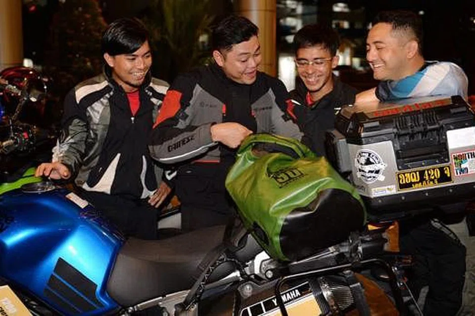 SIAP SEDIA: (Dari kiri) Encik Edi, Encik Alfi, Encik Amin dan Encik Reza membuat persiapan terakhir sebelum memulakan perjalanan ke Hat Yai.- Foto-foto M.O. SALLEH