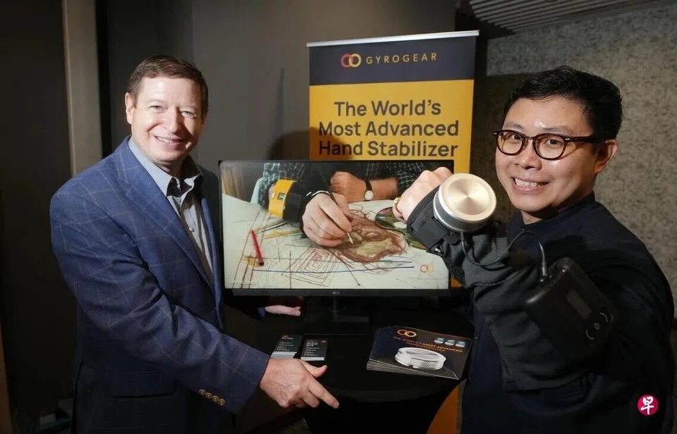 Pengasas dan Ketua Pegawai Eksekutif GyroGear™, Dr Faii Ong (kiri), telah membina GyroGlove™ iaitu teknologi sarung tangan yang boleh memperbaiki mutu kehidupan pesakit yang mengalami gegaran tangan seperti mereka yang mengalami sakit Parkinson atau masalah gegaran, Essential Tremor. 