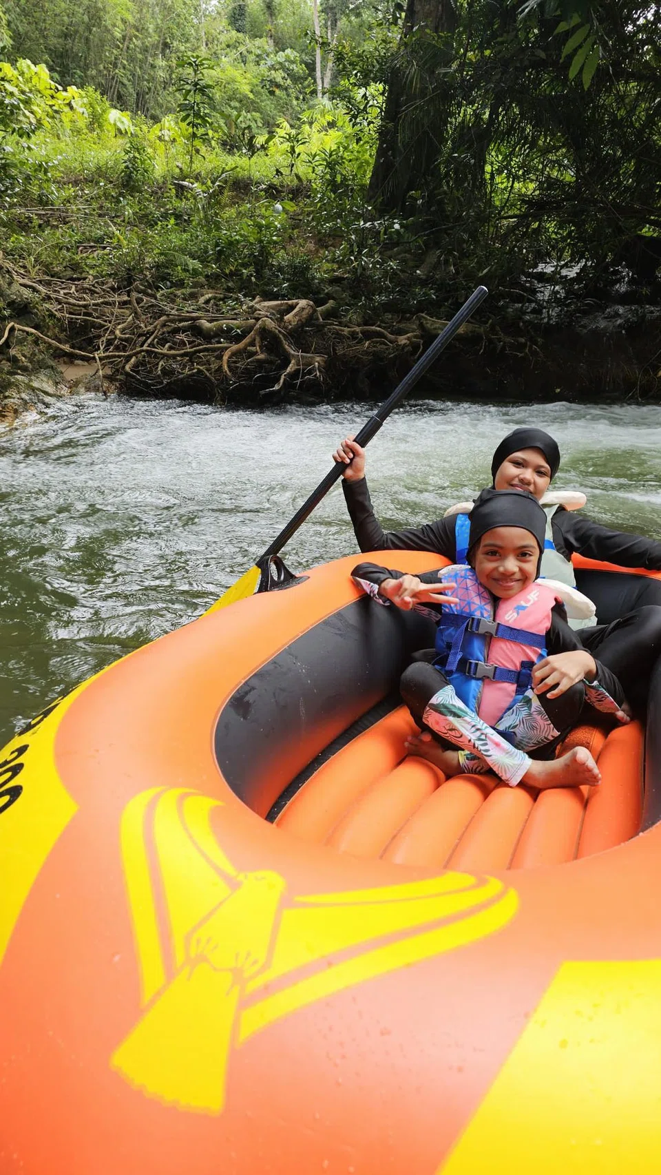 Auliaa Ez-Zahra Mohamad Imran (depan) dan Marsha Amanda melakukan kegiatan meredah jeram di Semi Wild Anugerah Alam Campsite, Selangor.