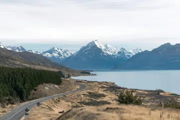 Pemandangan indah gunung-ganang diselaputi salji di Canterbury, New Zealand.