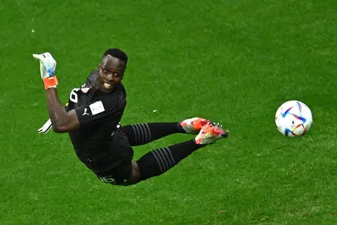 GERAKAN TIDAK DIDUGA: Penjaga gawang Senegal, Edouard Mendy menyertai Al-Ahli selepas meninggalkan Chelsea. 
