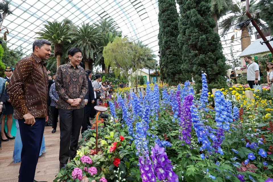 Perdana Menteri,  Encik Lawrence Wong (kanan) dan Putera Mahkota Brunei, Putera Al-Muhtadee Billah sempat mengunjungi Gardens by the Bay.