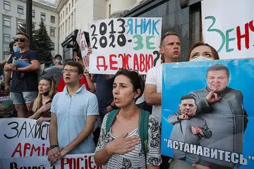 KEMELUT YANG TURUT LIBATKAN RUSSIA: Warga Ukraine mengadakan tunjuk perasaan di depan pejabat Presiden di Kiev Isnin lalu. Moscow merampas wilayah Crimea dari Ukraine pada 2014 dan ia berpotensi memberi sumbangan terbesar jika menjadi sebahagian G-7 lagi dengan menyumbang kepada usaha menyelesaikan kemelut Ukraine itu dengan aman. - Foto EPA-EFE 