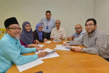 INGIN CARI BAKAT BARU: Keenam-enam pengadil bagi peraduan Mencari Kristal mengunjungi Berita Harian semalam berbincang akan proses penilaian cerpen. (Dari kiri) Encik Jamal Ismail, Cik Hanim Mohd Salleh, Cik Dewani Abbas, (berdiri) Timbalan Editor Digital Berita Harian, Encik Chairul Fahmy Hussaini, Encik Hamed Ismail, Encik Noor Effendy Ibrahim, dan Encik Juffri Supaat. - Foto TUKIMAN WARJI