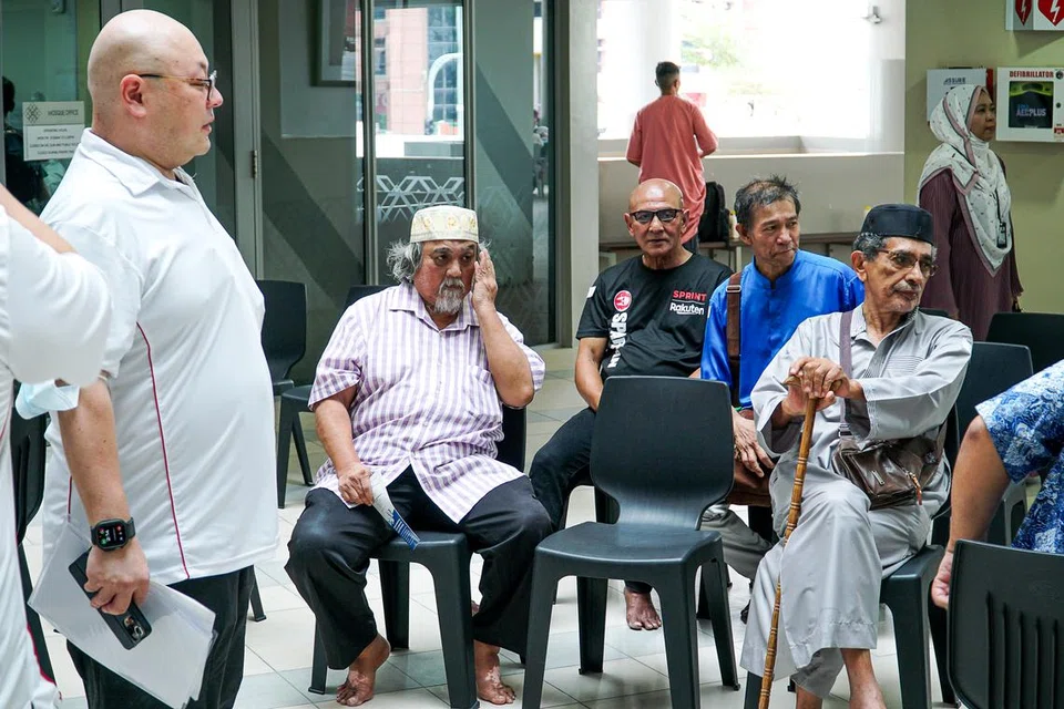 BERI SAMBUTAN: Ramai warga emas di Masjid Al-Ansar mendapatkan pemeriksaan yang disediakan semasa Pameran Kesihatan Masyarakat. 