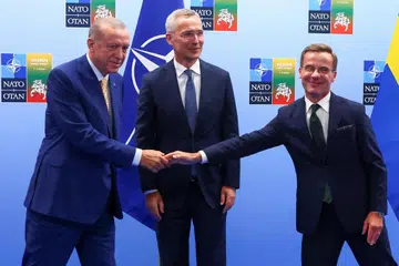 LANGKAH BERSEJARAH: Presiden Turkey, Encik Tayyip Erdogan (kiri) dan Perdana Menteri Sweden, Encik Ulf Kristersson (kanan), berjabat tangan dengan disaksikan Setiausaha Agung Nato, Encik Jens Stoltenberg, sebelum pertemuan mereka, pada malam sebelum sidang puncak Nato di Vilnius, Lithuania, pada Isnin.