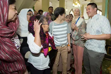 PELAJARI WARISAN DAN SEJARAH MASJID SULTAN: Encik Amrin (kanan) bersama beberapa peserta Jejak Warisan mendengar penjelasan daripada seorang jurupandu sukarela, Cik Atika Salbine Lopez (dua dari kanan) mengenai sejarah dan warisan masjid itu. - Foto QOMARUL ARIFIN