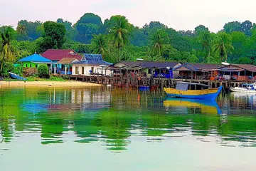 INDAH DAN DAMAI: Pemandangan yang indah ini merupakan sebuah kampung nelayan di Tanjong Pinang. Ia menyajikan keindahan semula jadi dan kelihatan bagaikan sebuah lukisan. - Foto-foto SAHARI SARIMAN