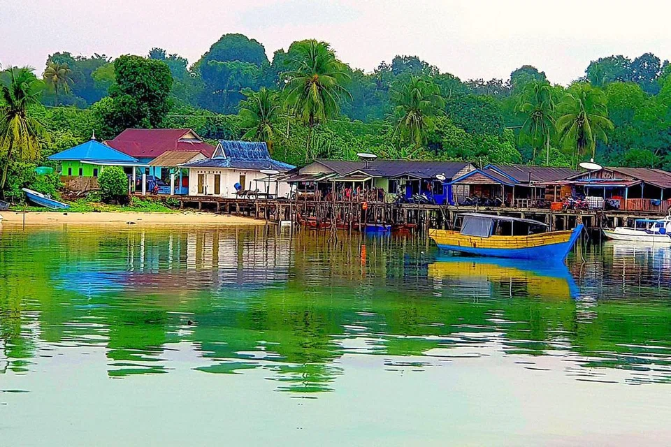 INDAH DAN DAMAI: Pemandangan yang indah ini merupakan sebuah kampung nelayan di Tanjong Pinang. Ia menyajikan keindahan semula jadi dan kelihatan bagaikan sebuah lukisan. - Foto-foto SAHARI SARIMAN