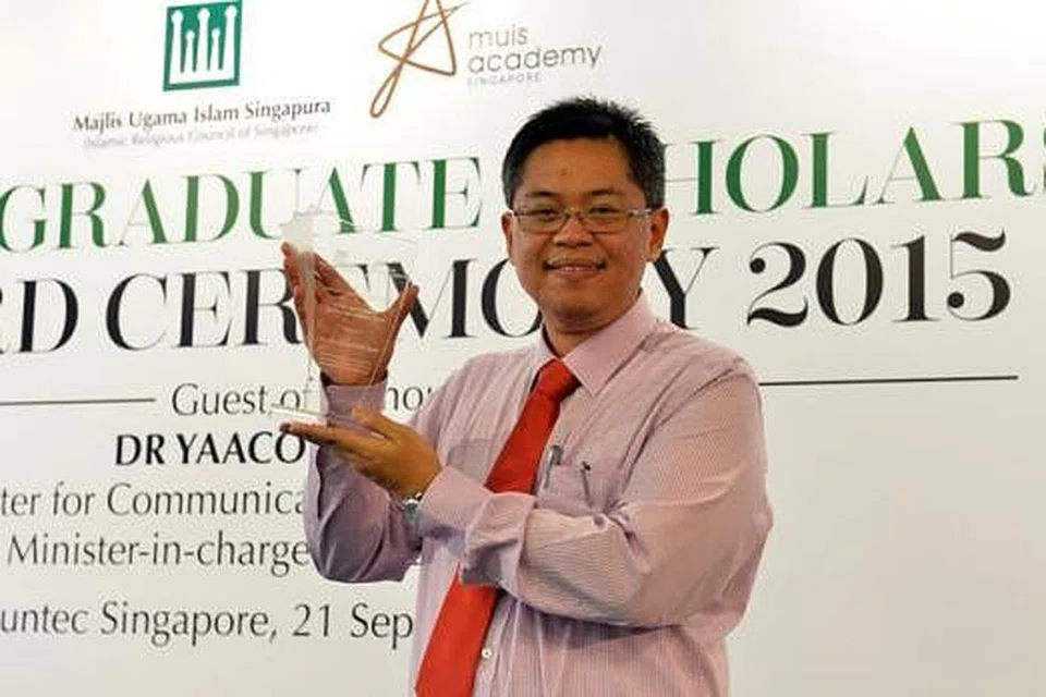 BERSYUKUR: Dr Norshahril bersyukur atas sokongan yang diberi dan ingin menyumbang kembali kepada masyarakat dari segi ilmiah. - Foto M.O. SALLEH