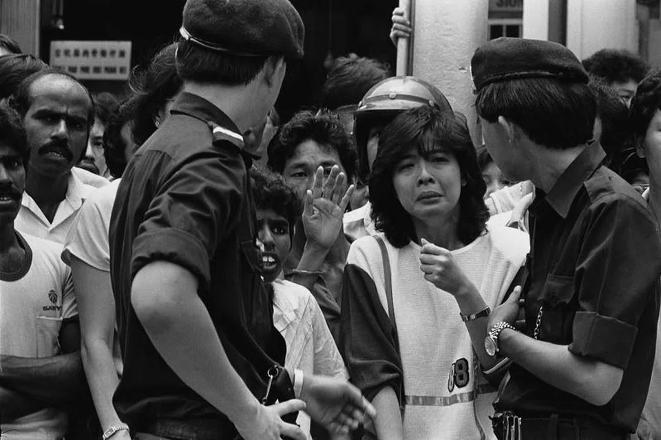 Ramai panik dan menangis ketika menyaksikan Hotel New World di Serangoon Road runtuh dengan sekelip mata.