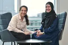 Cik Rosni Gulzar Mohd (kiri) memberi kakaknya, Cik Rosana Gulzar Mohd, semangat baru selepas kakaknya dikesan menghidap barah buah dada.