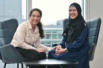 Cik Rosni Gulzar Mohd (kiri) memberi kakaknya, Cik Rosana Gulzar Mohd, semangat baru selepas kakaknya dikesan menghidap barah buah dada.