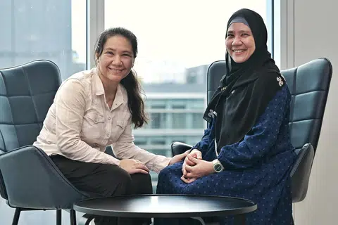 Cik Rosni Gulzar Mohd (kiri) memberi kakaknya, Cik Rosana Gulzar Mohd, semangat baru selepas kakaknya dikesan menghidap barah buah dada.