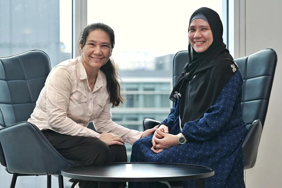 Cik Rosni Gulzar Mohd (kiri) memberi kakaknya, Cik Rosana Gulzar Mohd, semangat baru selepas kakaknya dikesan menghidap barah buah dada.