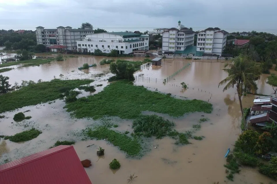 SEMAKIN BURUK: Banjir di Terengganu dilaporkan semakin buruk dengan jumlah mangsa dipindahkan setakat tengah hari Rabu meningkat hampir 5,000 orang.