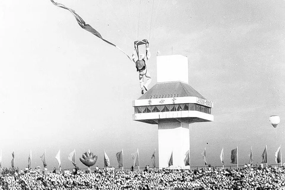 1989: Aksi payung terjun di Stadium Negara yang lama antara tarikan mengujakan di setiap perbarisan Hari Kebangsaan.
