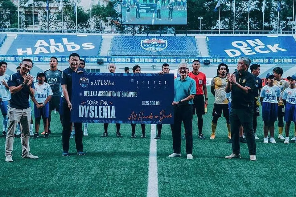 USAHA AMAL: Sailors berjaya mengumpulkan dana lebih $30,000 untuk membantu usaha DAS terhadap keperluan pelajar disleksia. - Foto ihsan LION CITY SAILORS