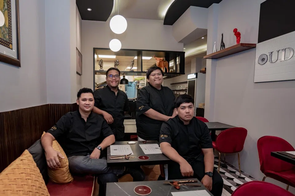 PENGGERAK PERNIAGAAN: Pemilik bersama restoran Oud (dari kiri), Cef Muhammad Shah Indra Jasni, Cef Muhammad Khairul Affandi Kamairudin, Cef Muhammad Amin Amar Mohd Rashid dan Cef Muhammad Ridzuan Ayob telah membuka restoran baru di 48 Kandahar Street, menawarkan sajian kontemporari moden.