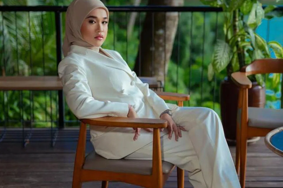 Ernie Zakri adalah bakat masa kini yang berupaya menyanyi secara ‘live’ dengan sebutan jelas dan menenangkan halwa telinga penonton.