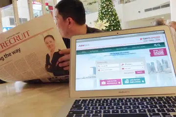 PELUANG LEBIH BAIK: Pemerintah ingin memastikan syarikat-syarikat di sini memberi warga Singapura peluang lebih baik mendapatkan jawatan berkemahiran tinggi dengan mengiklankannya di gerbang mencari pekerjaan Portal Jobs Bank. - Foto fail